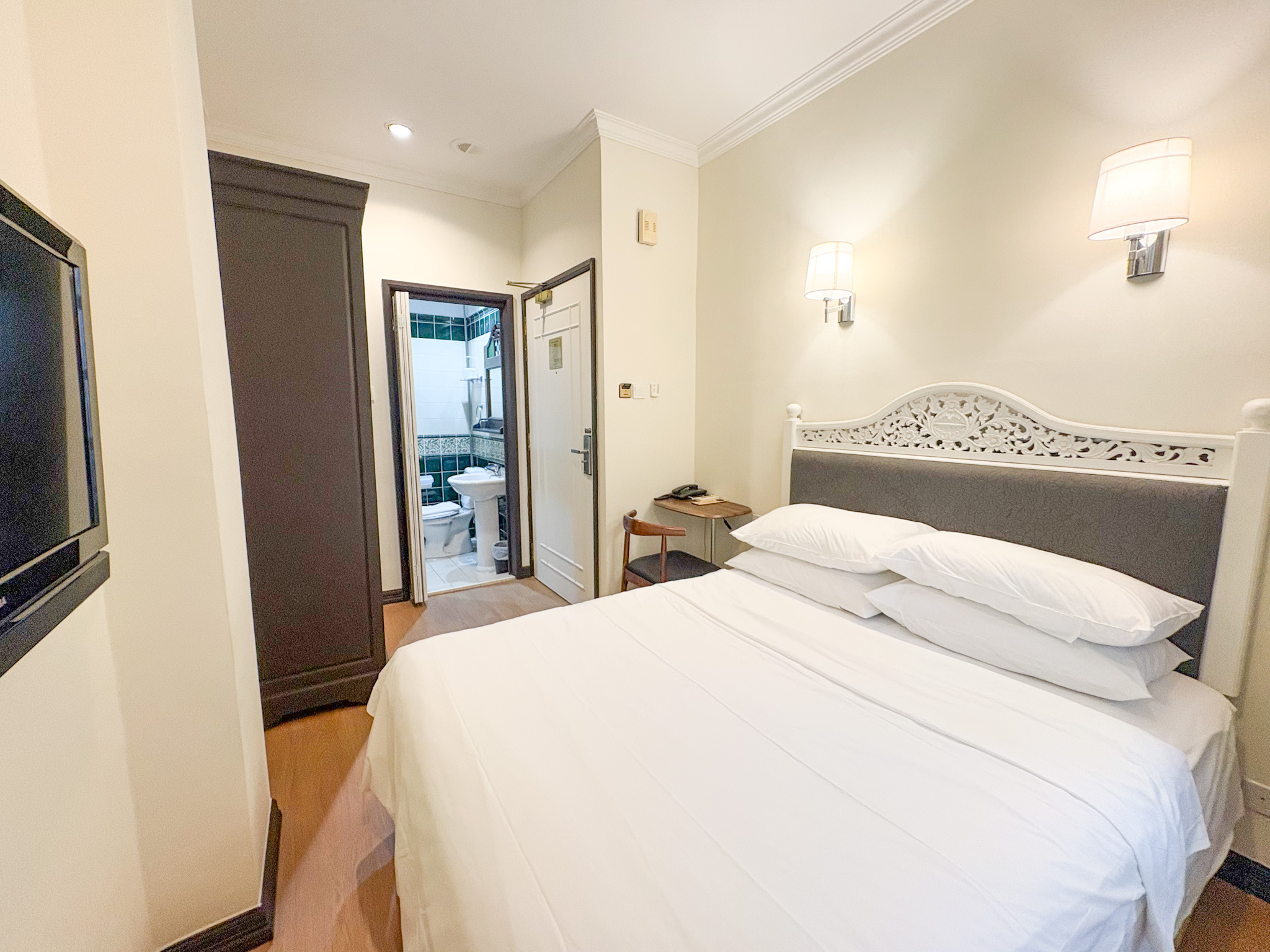 Deluxe Double Room with queen bed at iNN at Temple St, Singapore Chinatown